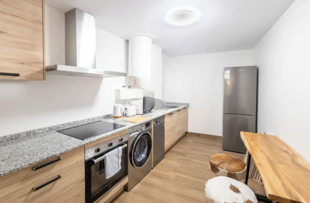 Hotel 3 Bed Apartment Sleeps 6 - Free Parking & Balcony