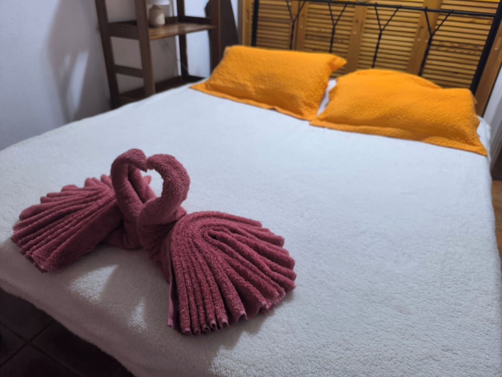 Hotel Apt - Sleeps 5 - Pool - Parking