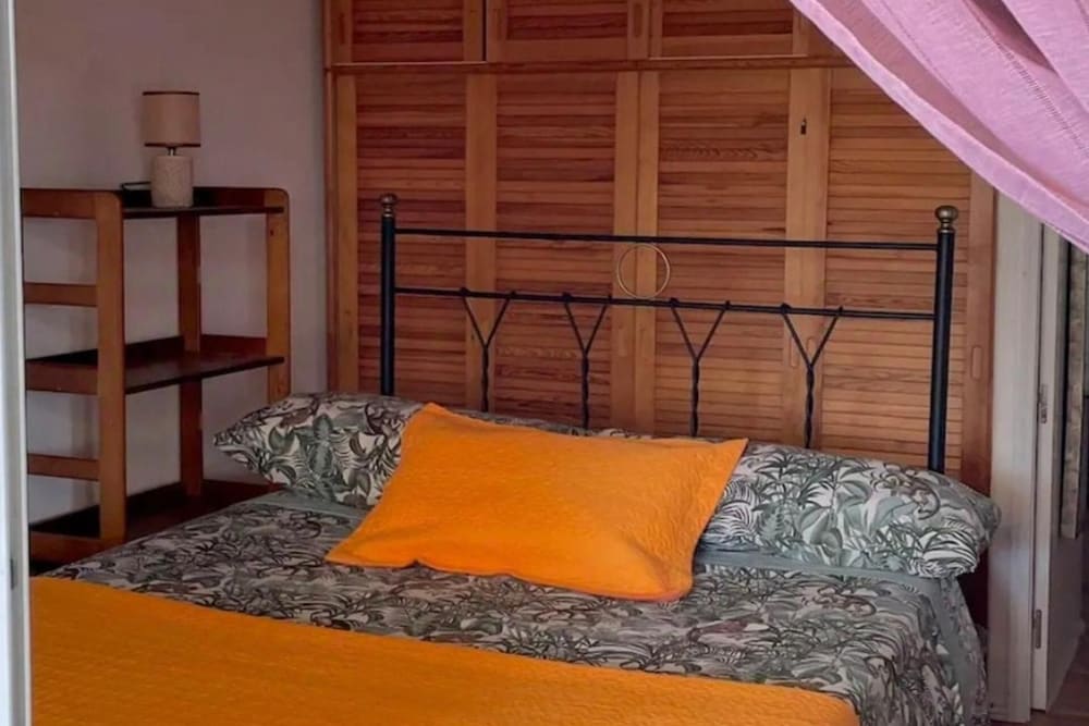 Apt - Sleeps 5 - Pool - Parking