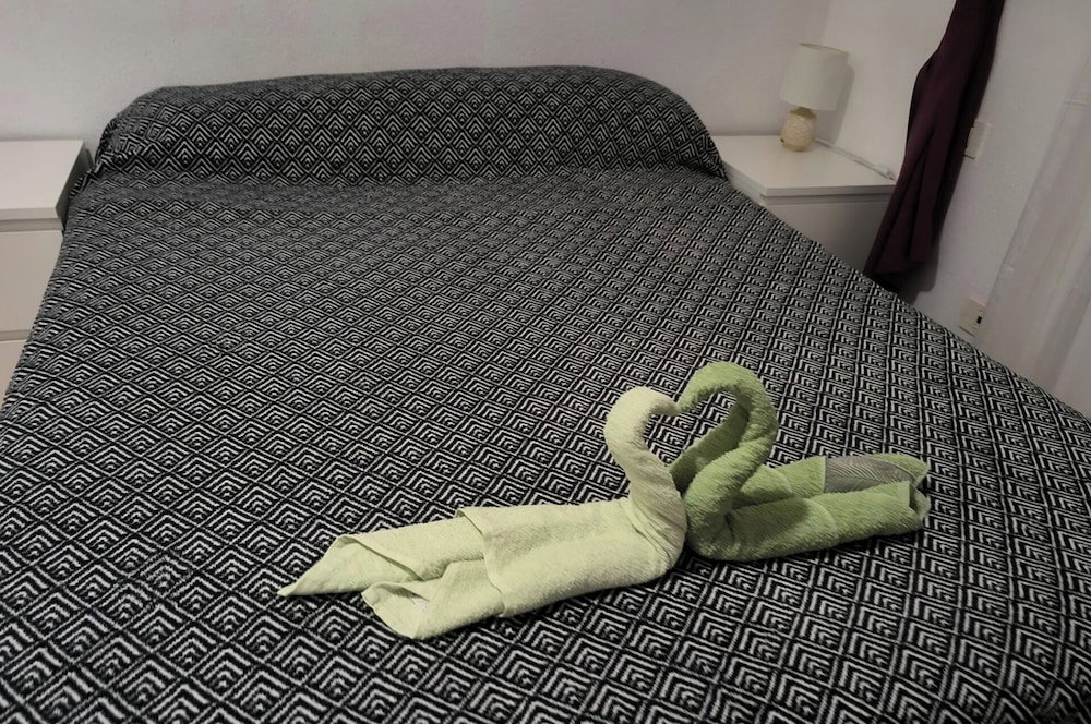 Apt - Sleeps 5 - Pool - Parking