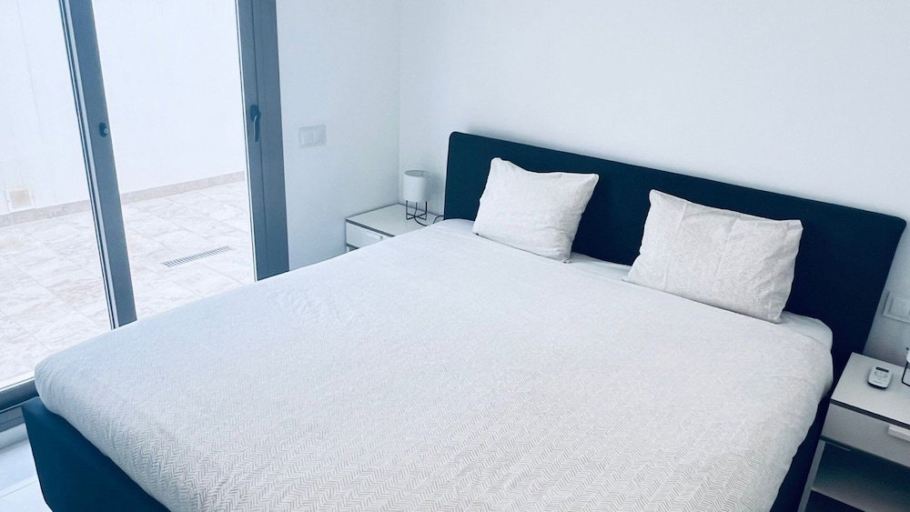 Spacious Villa In Villamartin For 6