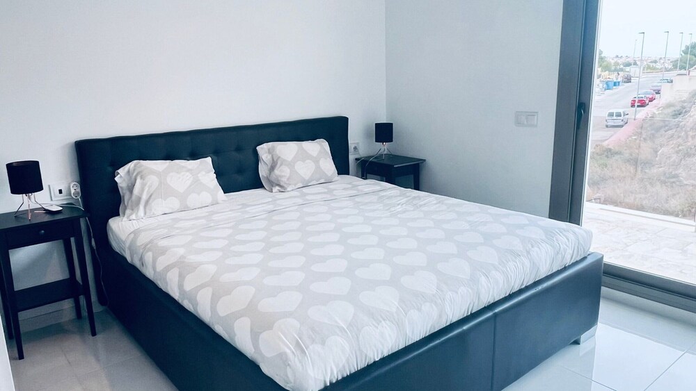 Spacious Villa In Villamartin For 6