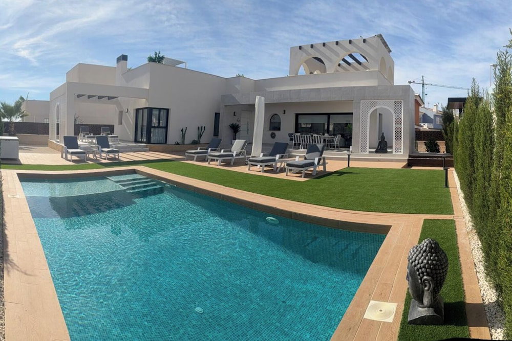 Hotel 3 Bed Villa - Sleeps 6 - Private Pool - Parking