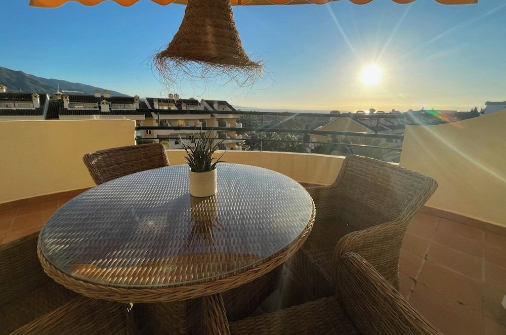 Hotel 2-Bed Sea View Apt, 10 Mins From Puerto Banus