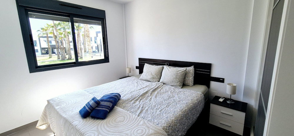 Bright Apartment In La Zenia For 4