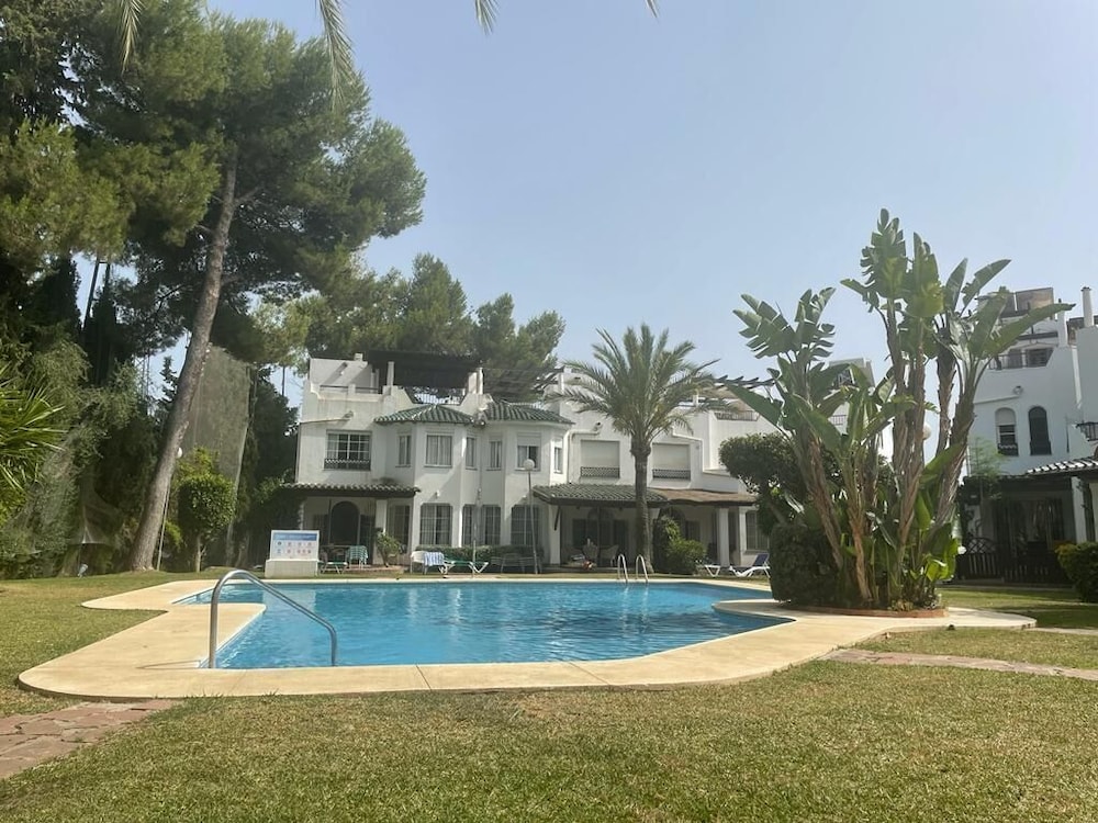 Hotel Spacious House W/ Private Pool Next To Golf Club