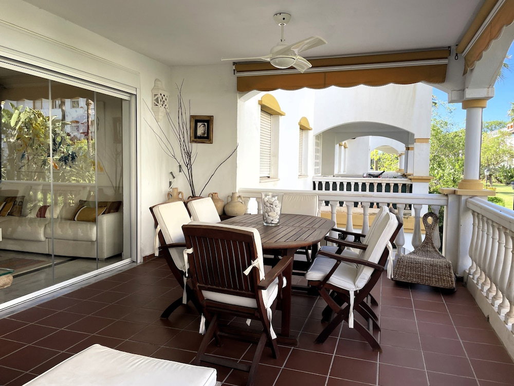 Hotel Modern 2-Bedroom Apartment With Private Underground Parking Lift Access