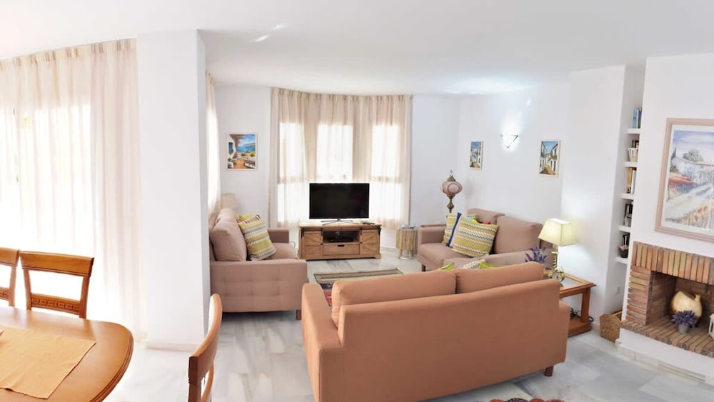 Hotel 3 Bed Excellent And Quiet Location F-4