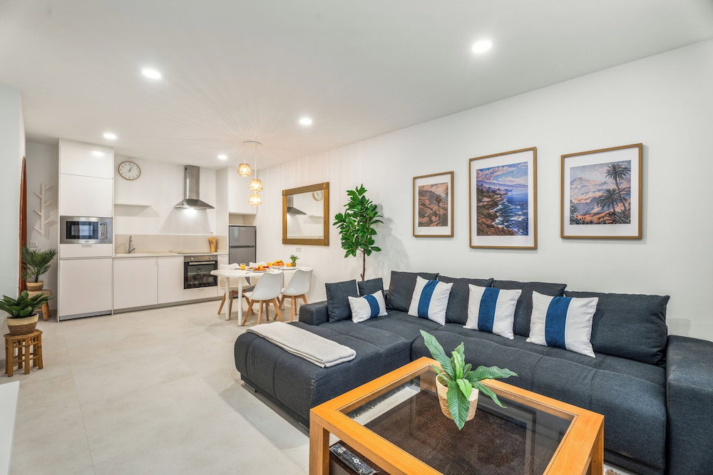 Hotel Charming Apartment In Arona Comfort And Convenience Await