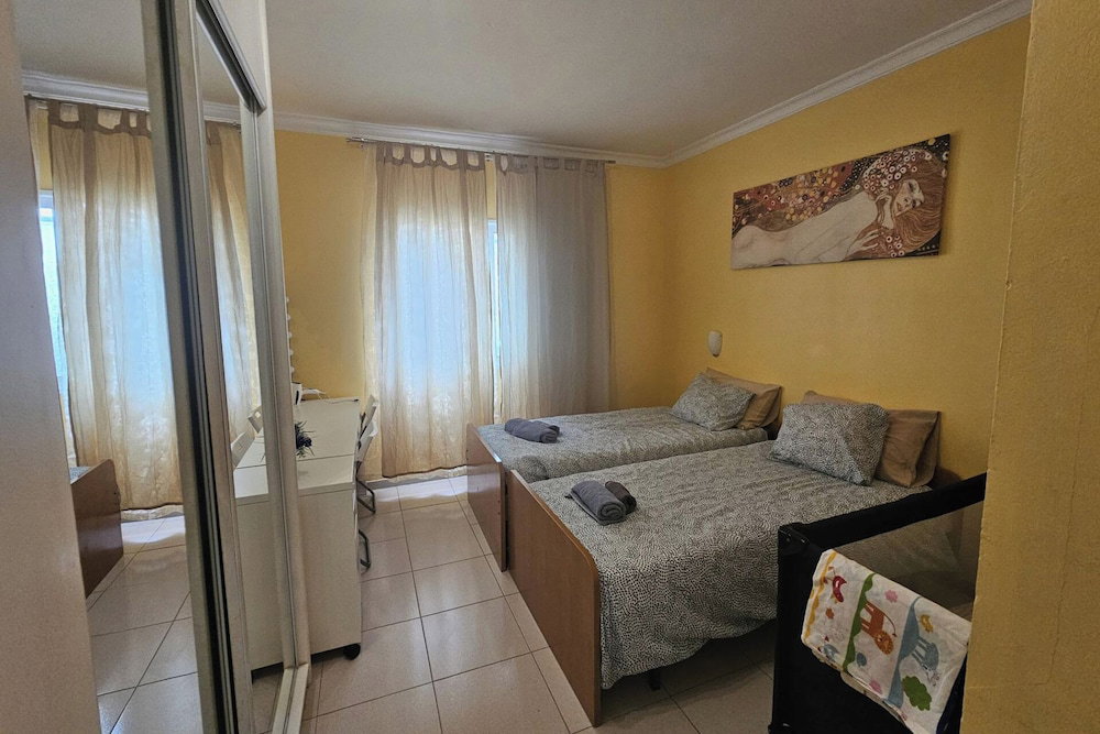 1 Bed Apt Sleeps 5 - Indoor Pool - Free Parking