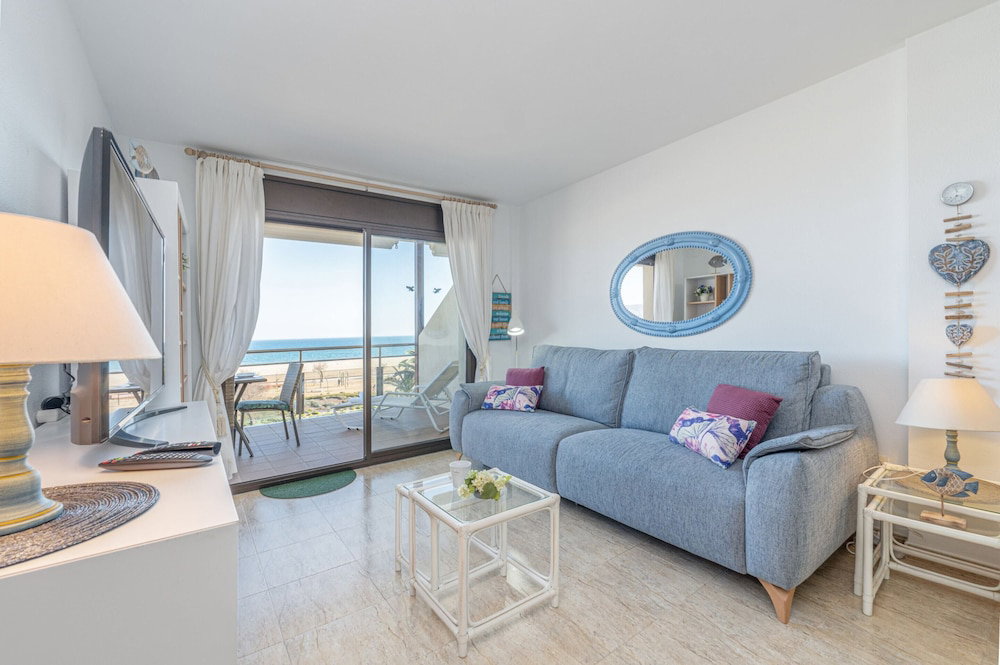 Hotel Apartment In Empuriabrava With Sea Views