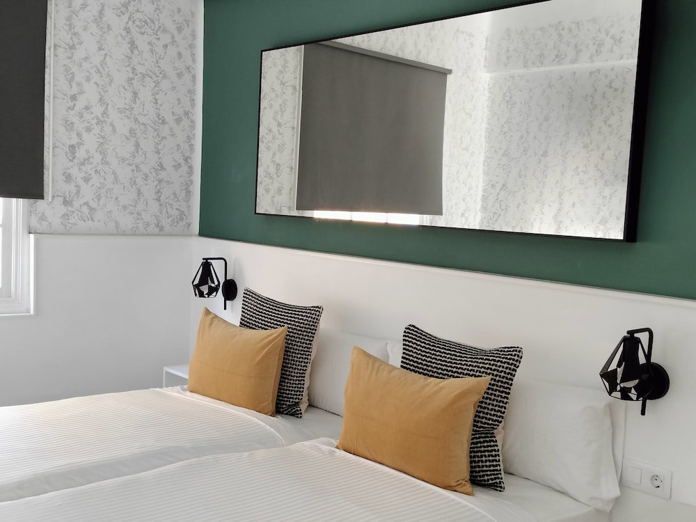 Hotel Room27