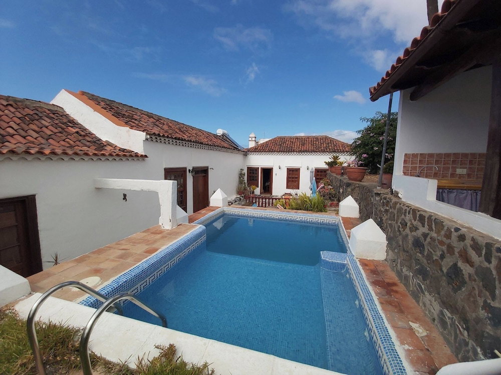 Hotel Villa-Sleeps4-Parking-Garden-Pool-Nearairport