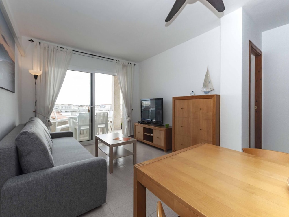 Hotel Apartment In Empuriabrava Near Skydive Center