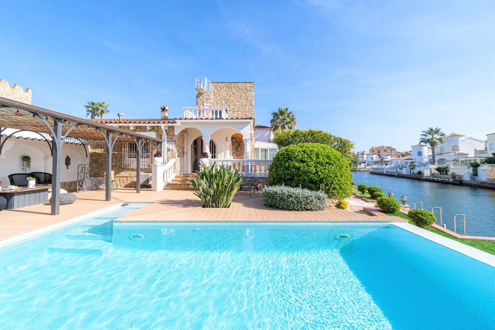 Hotel Villa In Empuriabrava With Private Mooring