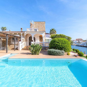 Hotel Villa In Empuriabrava With Private Mooring cazare Empuriabrava