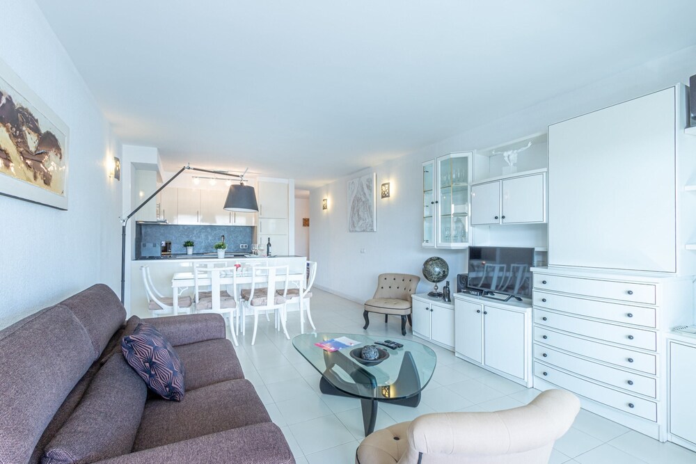 Hotel Apartment In Empuriabrava Near Sandy Beach