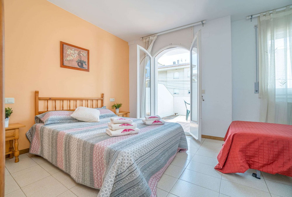 Hotel Apartment In Empuriabrava With Lake Views