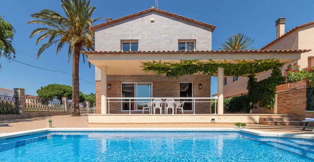 Hotel Villa In Empuriabrava With Private Pool