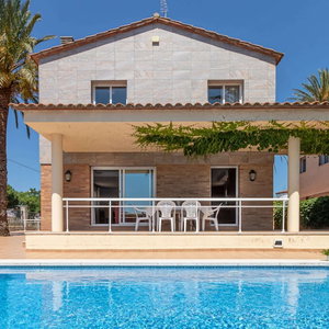 Hotel Villa In Empuriabrava With Private Pool cazare Empuriabrava