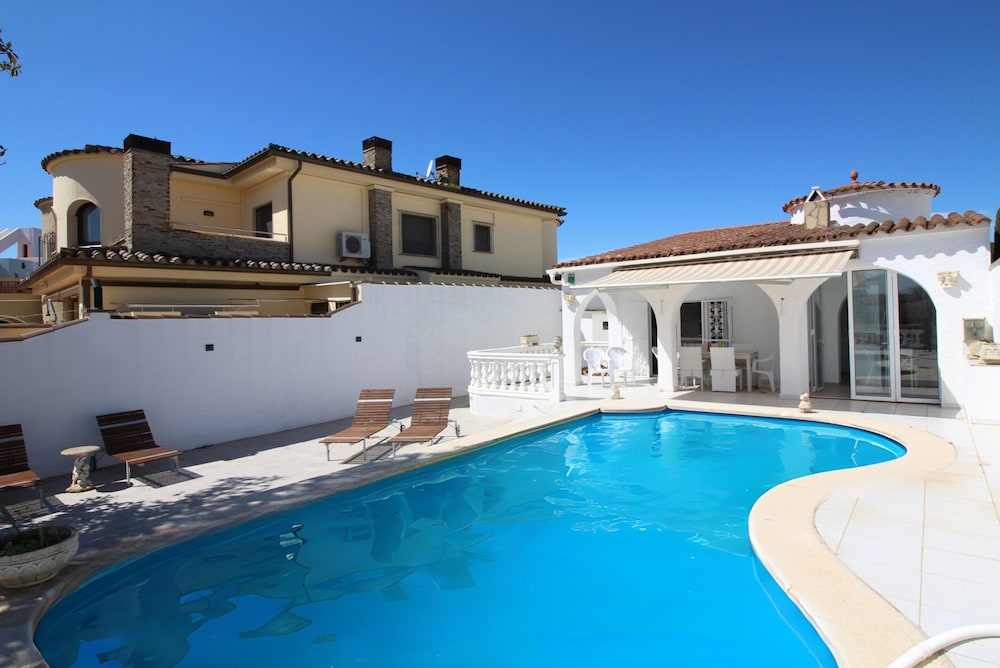 Hotel Apartment In Empuriabrava Near Beach