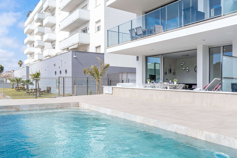 Hotel Apartment In Roses Near The Beach & Pool