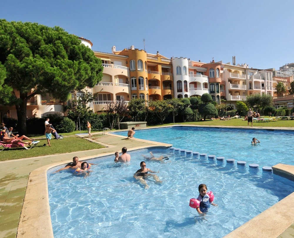 Hotel Apartment In Empuriabrava By The Beach