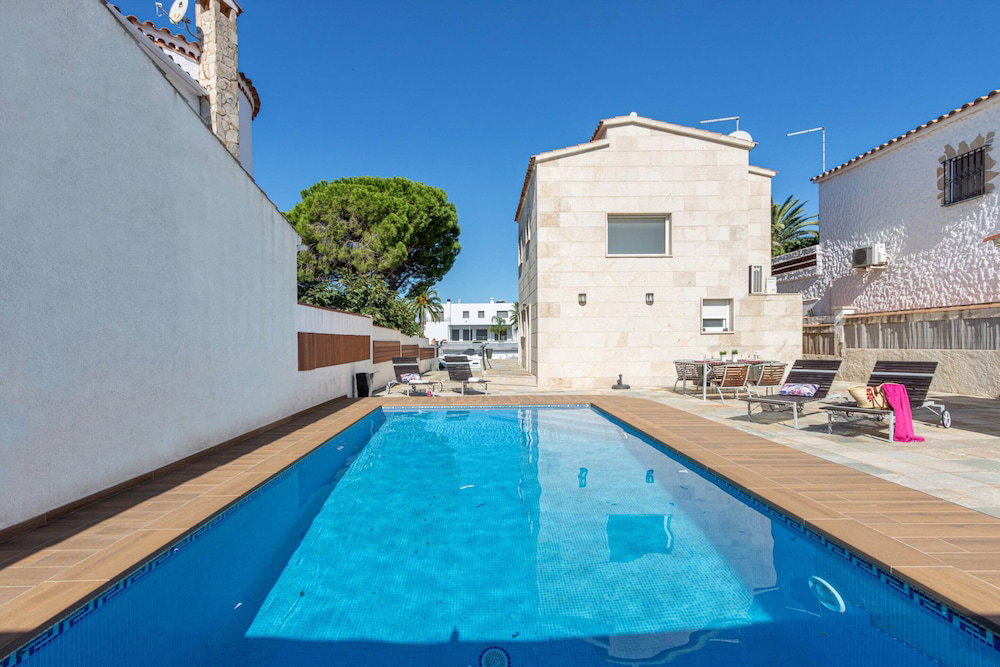 Hotel Villa In Empuriabrava With Private Pool & Mooring