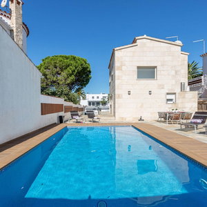 Hotel Villa In Empuriabrava With Private Pool & Mooring cazare Empuriabrava