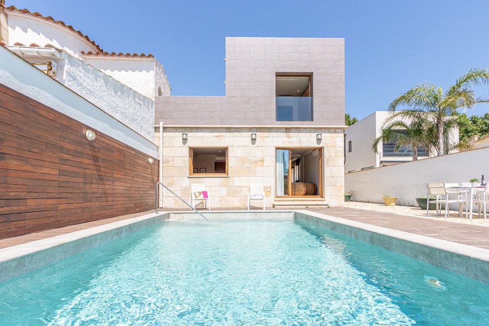 Hotel Villa In Empuriabrava With Pool & Boat Mooring