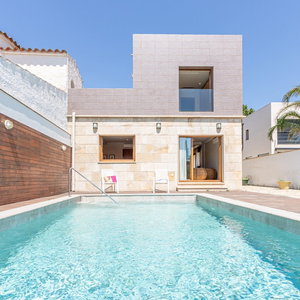 Hotel Villa In Empuriabrava With Pool & Boat Mooring cazare Empuriabrava