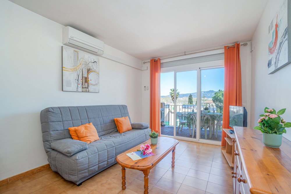 Hotel Modern 1-Bedroom Apartment With Terrace