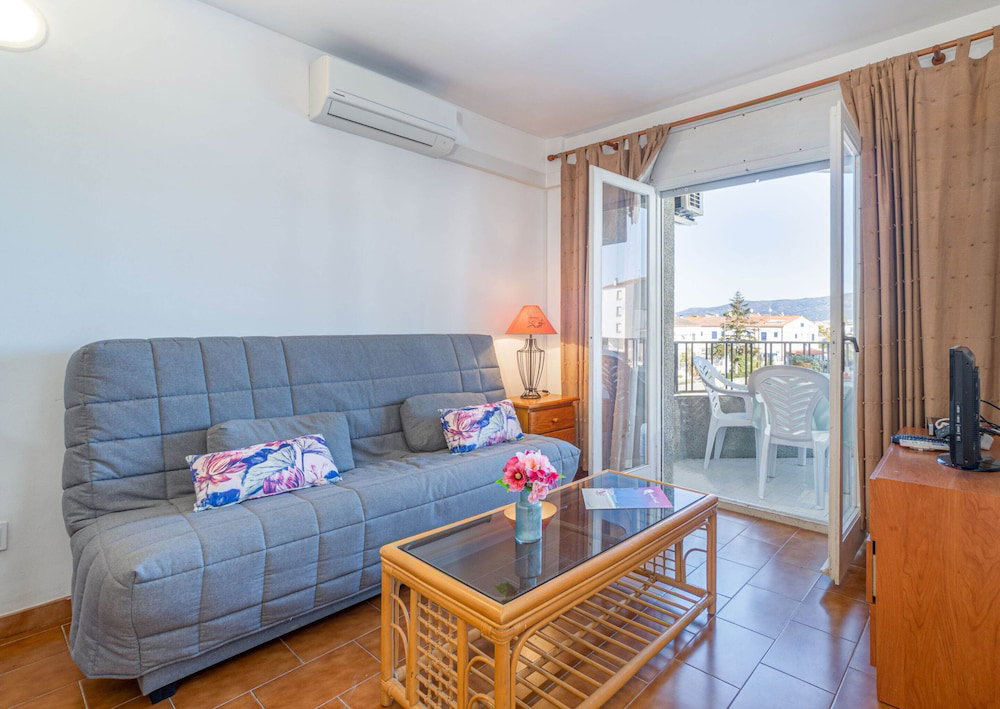 Hotel Apartment In Empuriabrava With Canal View