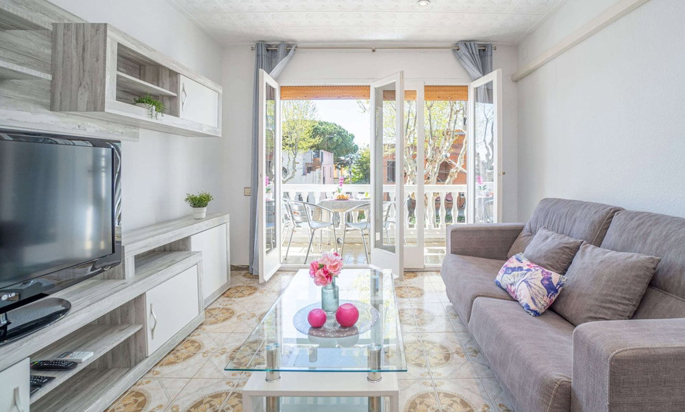Hotel Apartment In Empuriabrava Near Sandy Beach