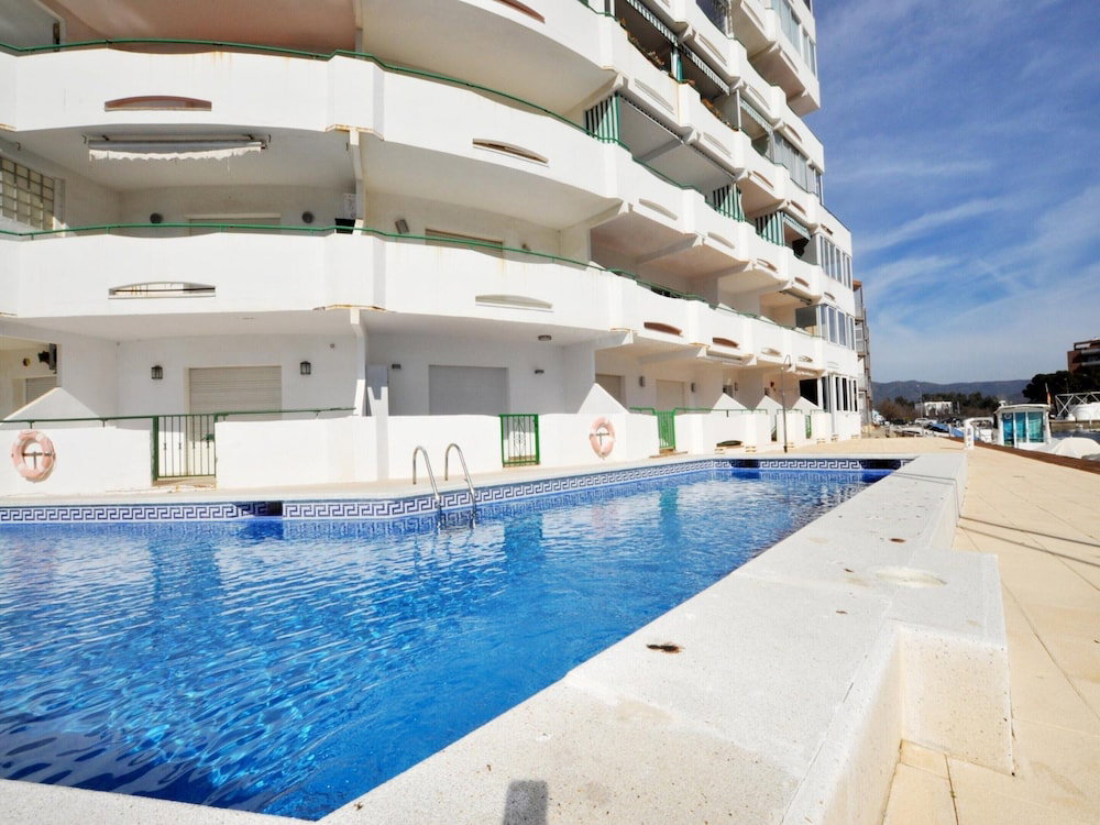 Hotel Apartment In Roses Near Santa Margarita Beach