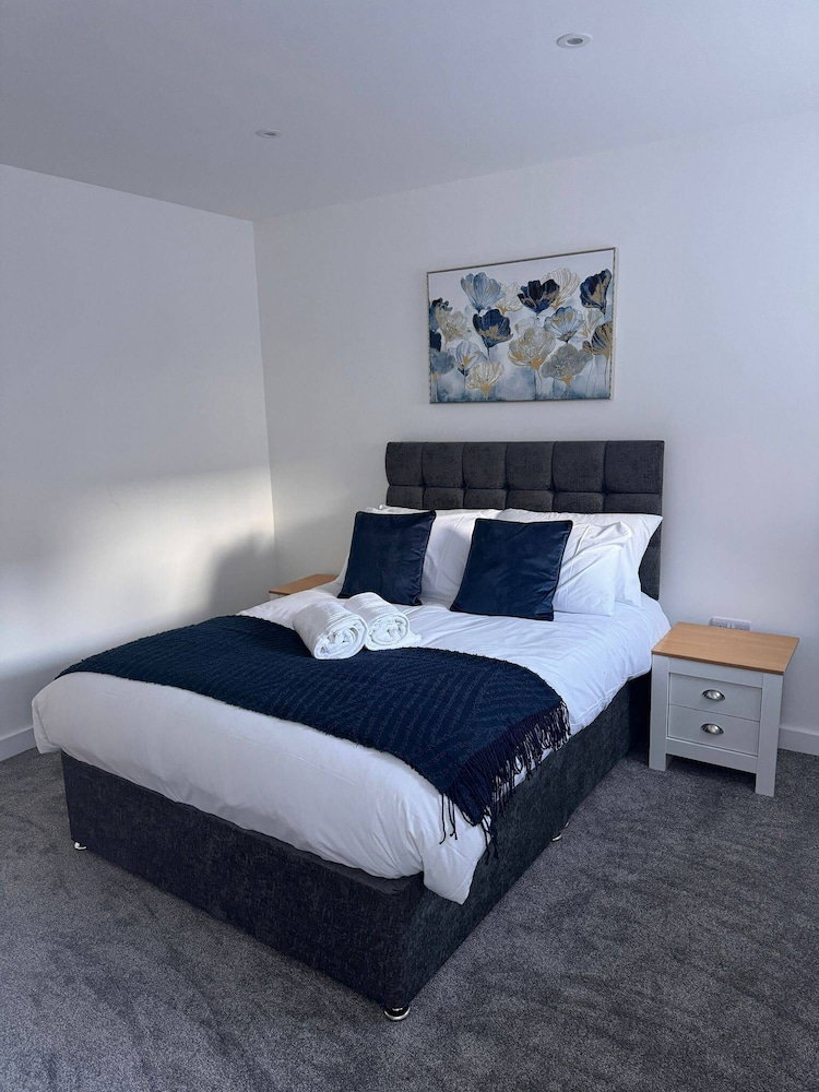 Hull 1-Bed Apt, Sleeps 4 With Wi-Fi