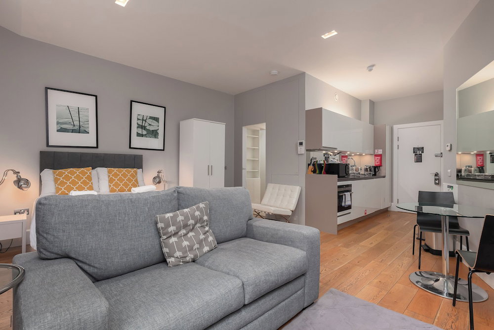 Hotel Destiny Scotland - St. Andrew Square Apartments