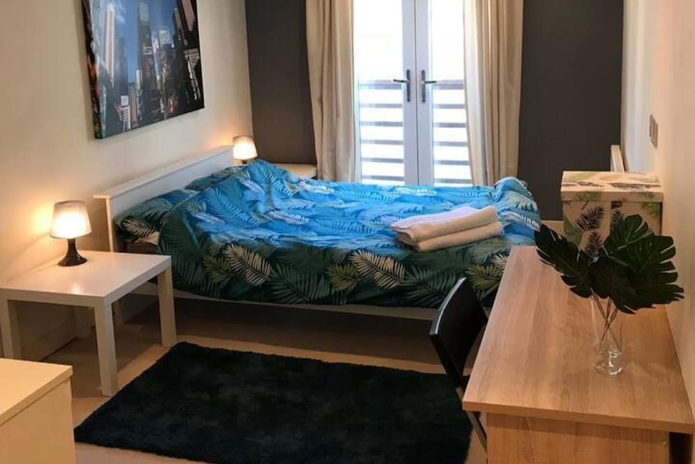 Hotel Apartment-Sleeps4-Balcony-Parking-Petsok