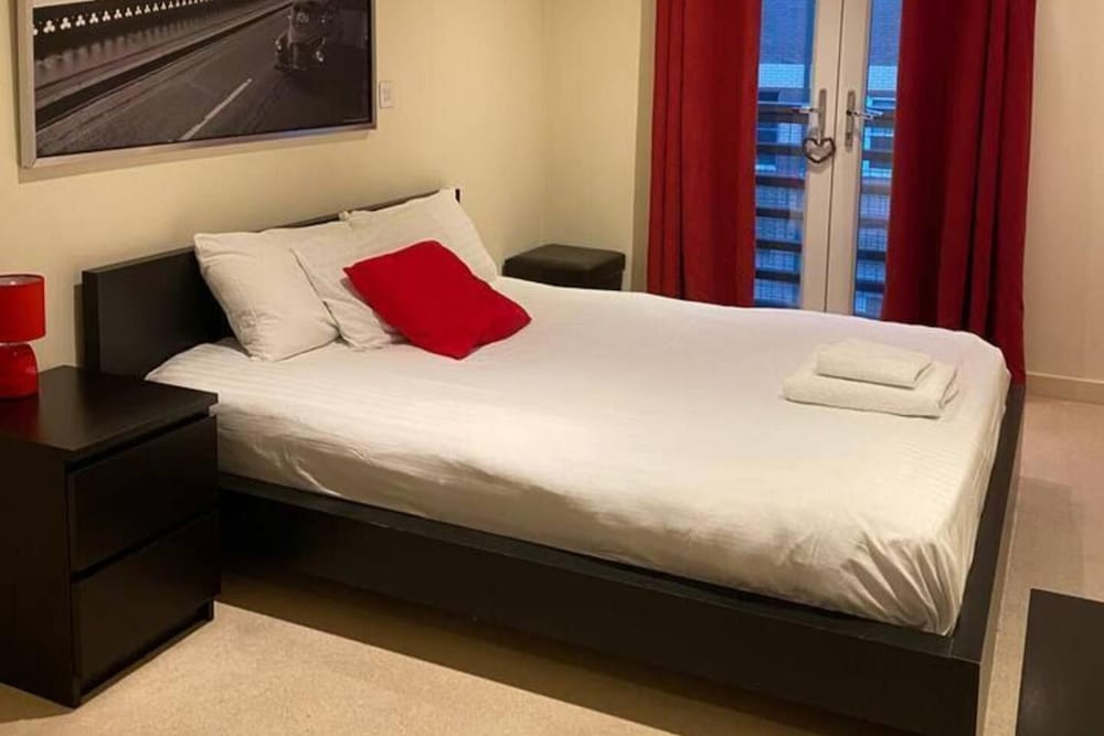 Apartment-Sleeps4-Balcony-Parking-Petsok