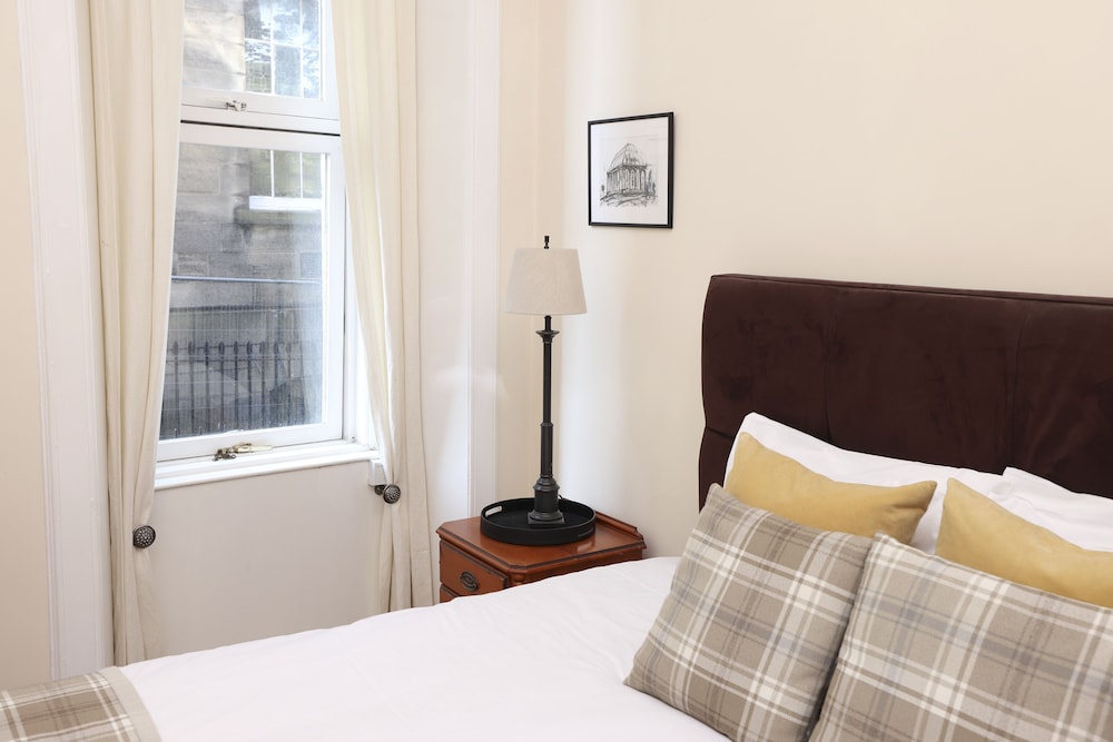 Joivy Stunning Ground-Floor 2Bedrm New Town Apt