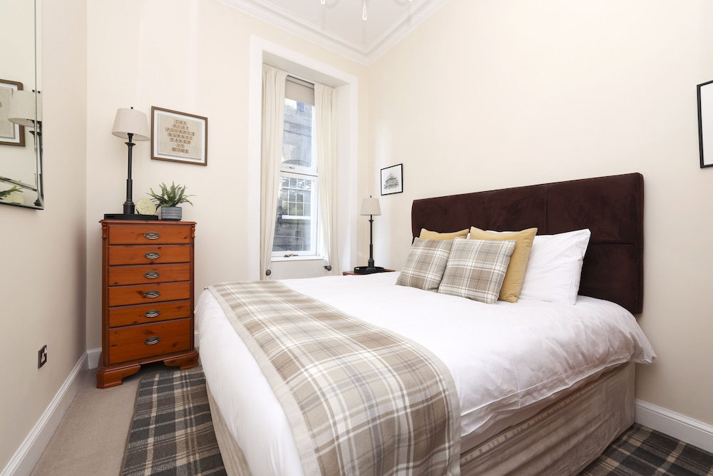 Joivy Stunning Ground-Floor 2Bedrm New Town Apt