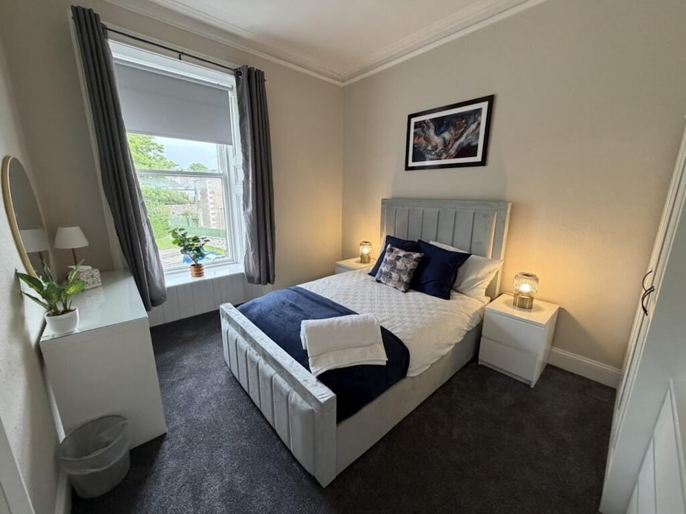 Stylish River View Stay Sleeps 6