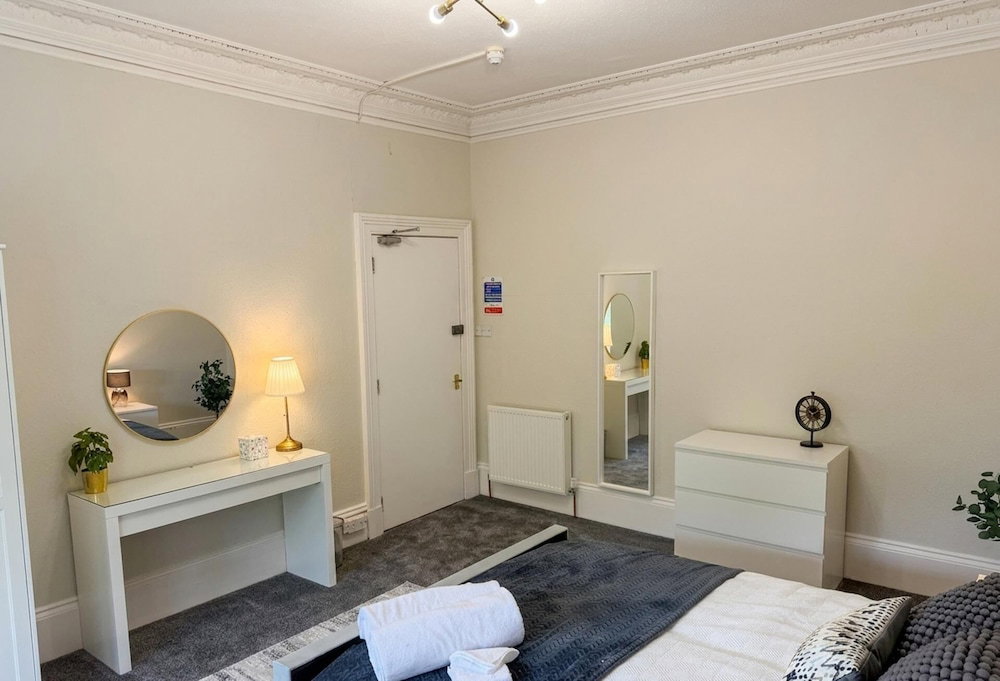 Stylish River View Stay Sleeps 6