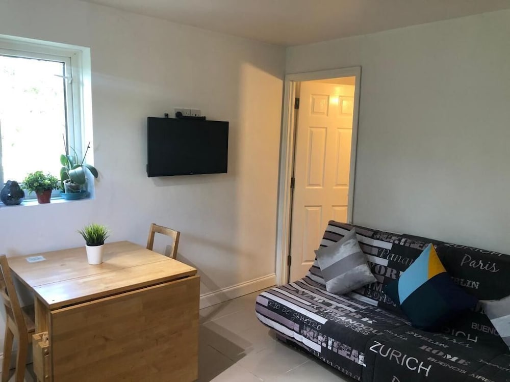 Hotel Small Modern Comfortable 2 Bedroom Apartment - Cmyr