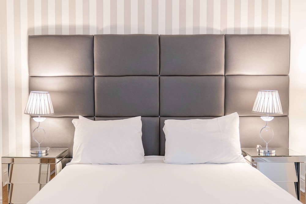 Edinburgh Castle Apartments And Suites