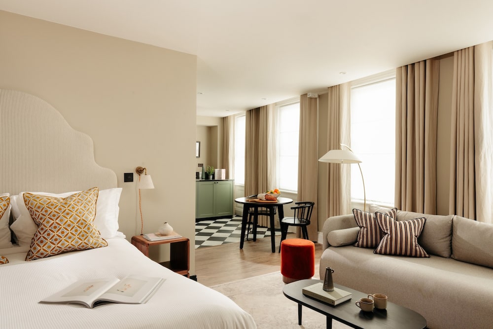 Hotel Native King’s Wardrobe, St. Paul’s