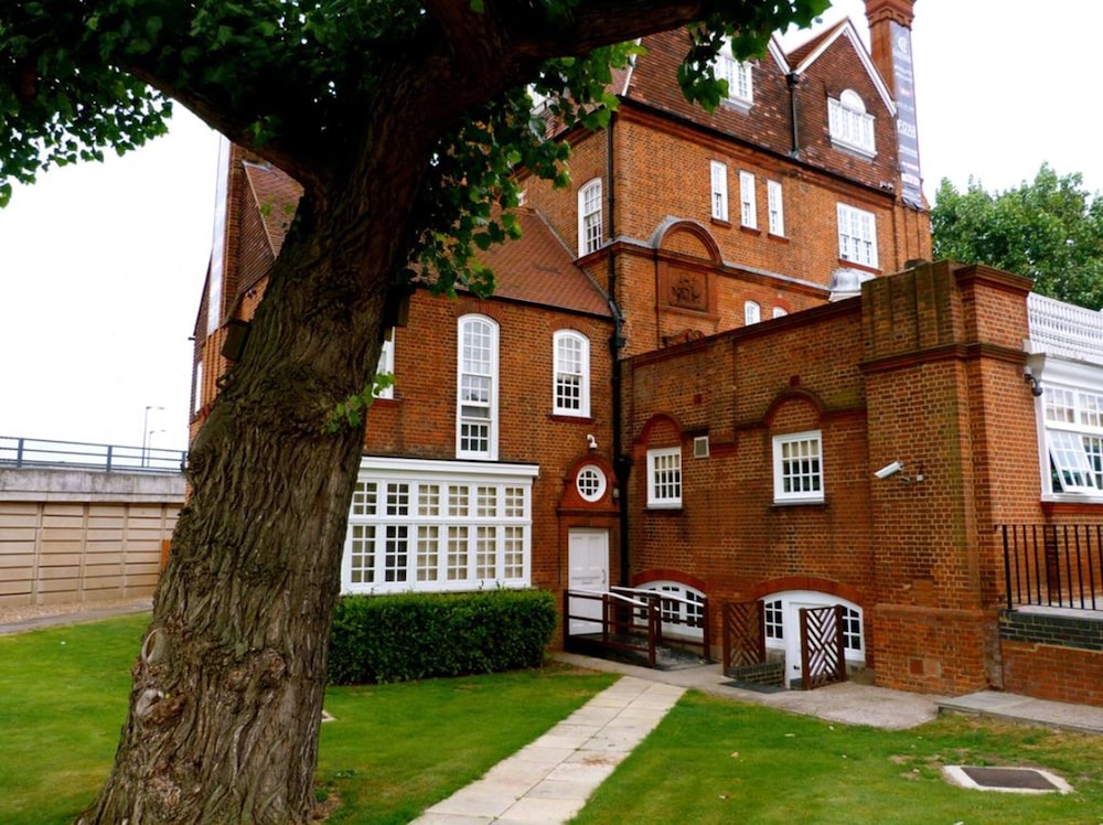 Hotel Fox Connaught