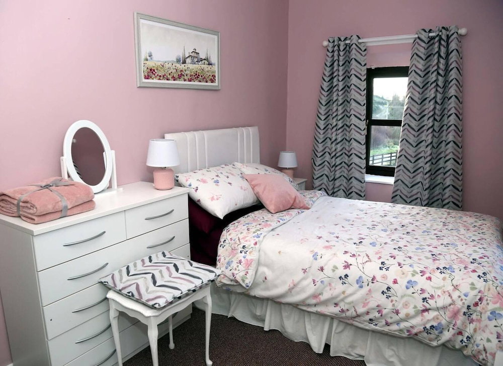 3 Bed Farmhouse - Sleeps 6 - Wifi - Free Parking