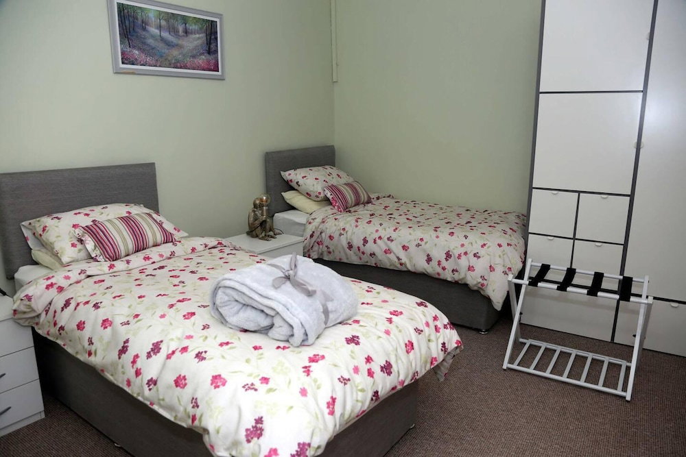 3 Bed Farmhouse - Sleeps 6 - Wifi - Free Parking