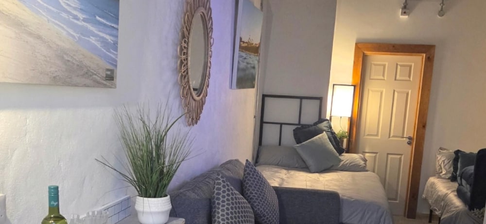 Beachfront Studio Suite Downhill